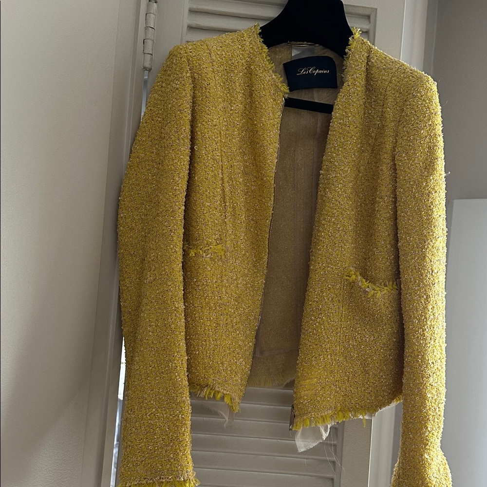 Stunning Les Copains Yellow Textured Blazer
Lined with transparent organza